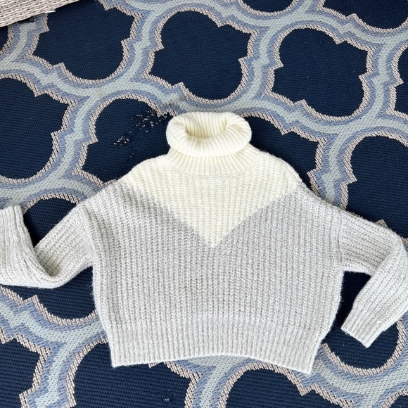 Romeo & Juliet Couture Chunky Knit Cropped Sweater Size Medium Long Sleeves - Picture 3 of 9